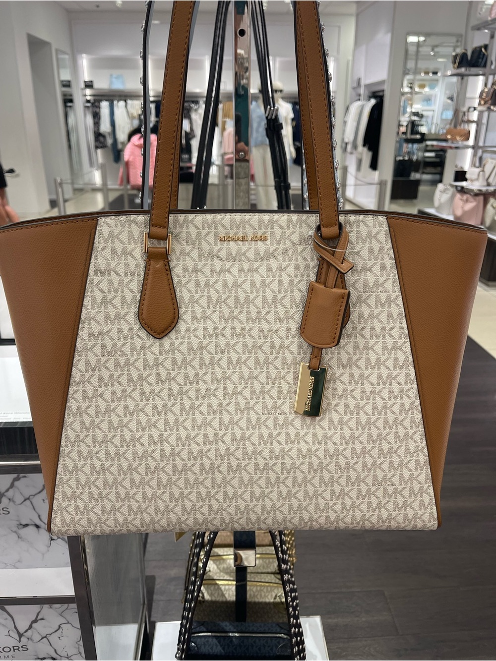 Michael Kors Taryn Lg MF TZ Signature Logo Leather Shoulder Tote
Vanilla/Acr
NWT